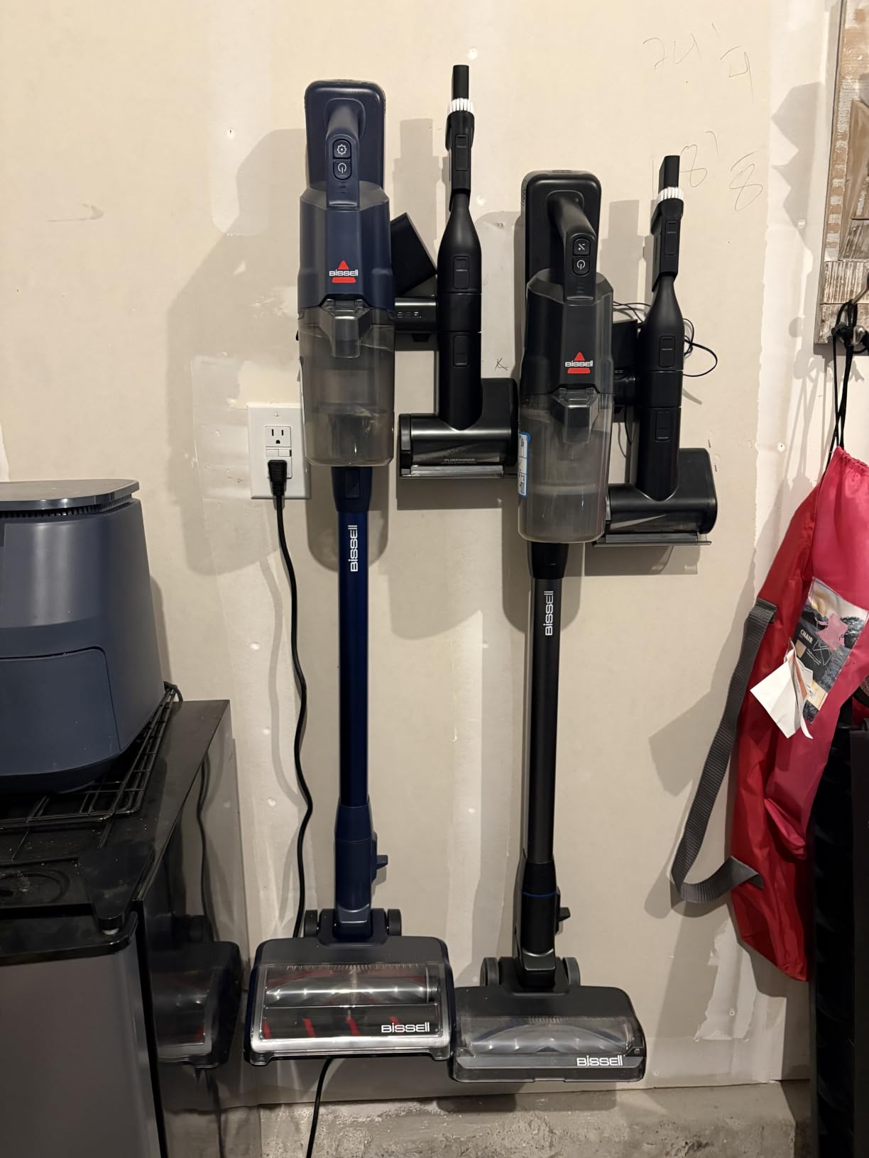 Bissell PowerClean FurGuard 280W Self-Standing Cordless Vacuum, 4039 | Self-cleaning brush roll; wall mount; removable battery; upholstery tool; 280W strong suction customer photo 1