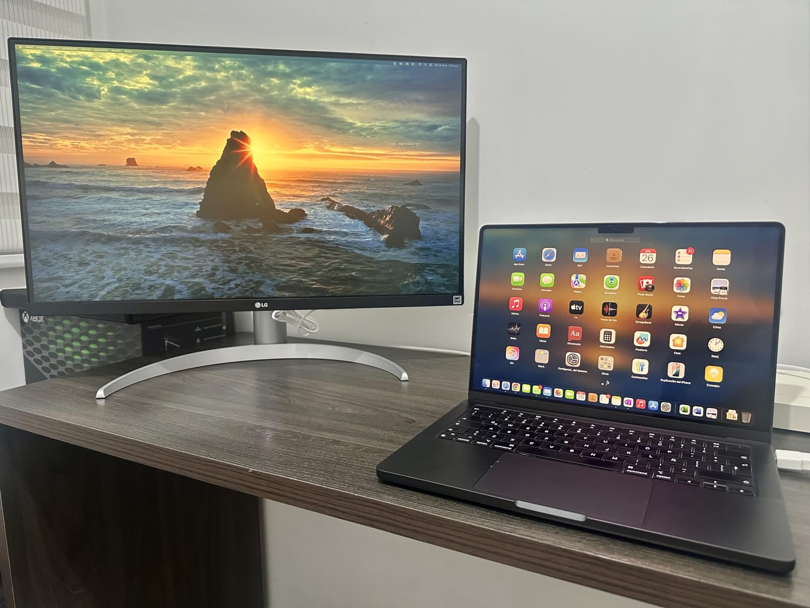 LG 27UP650K-W 27-inch Ultrafine 4K UHD IPS Computer Monitor DisplayHDR 400 customer photo 2