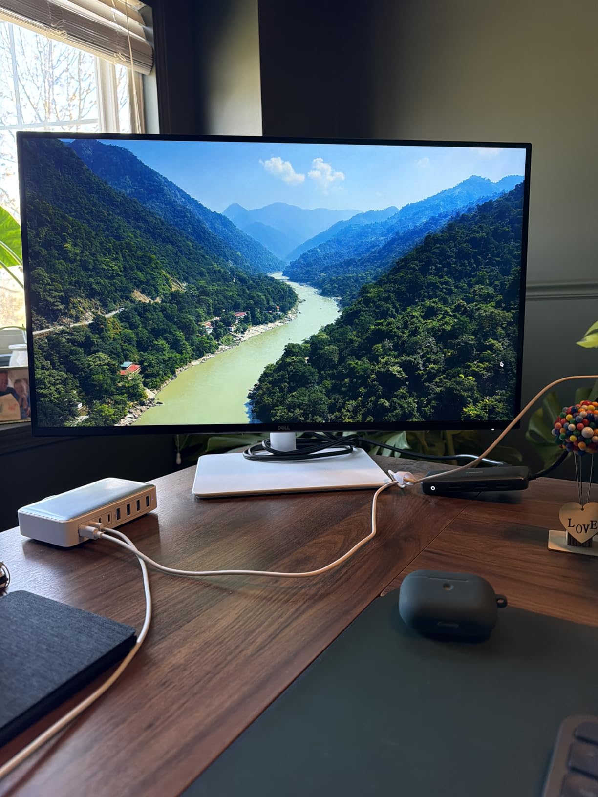 Dell 27 Monitor S2725QS, 4K UHD IPS, 120Hz, 5ms, FreeSync Premium | 350 cd/m2 Brightness, 1,500:1 Contrast, 99% sRGB, Anti-Glare, HDMI, DisplayPort, USB-C, Height Adjustable, Swivel, Pivot customer photo 1