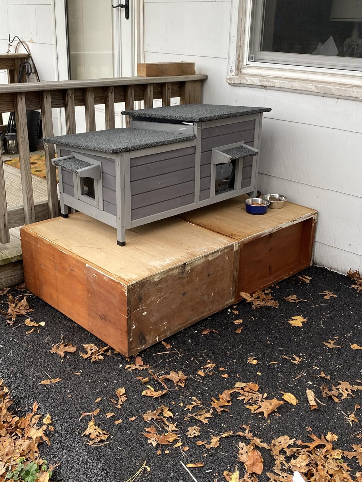 GUTINNEEN Large Heated Outdoor Cat House with Insulated Liner for 1-4 Cats | with Heating Pad, Chewproof Cable, Weatherproof, Waterproof, Windproof Feral Stray Cat Shelter for Outside customer photo 1