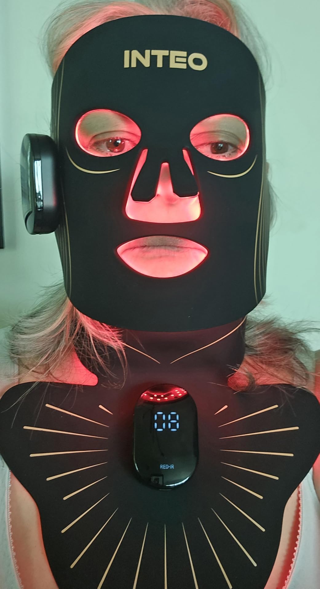 LED Light Mask for Face and Neck, 4 Light Modes Cordless Facial and Neck Skincare Mask, Red LED Beauty Device, Rechargeable Home Skincare Tool with 680 LEDs (Black) customer photo 2