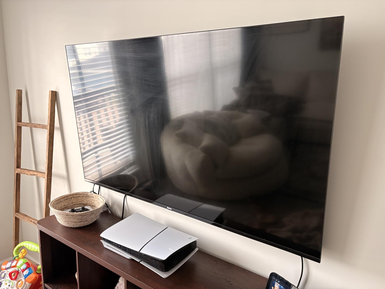 Roku 50-Inch Select Series Smart TV 2026-4K QLED TV - Roku TV | Flat Screen QLED Television with Voice Remote, Wi-Fi & Bluetooth Headphone Mode - Streaming Live Local News, Sports, & Movies customer photo 2