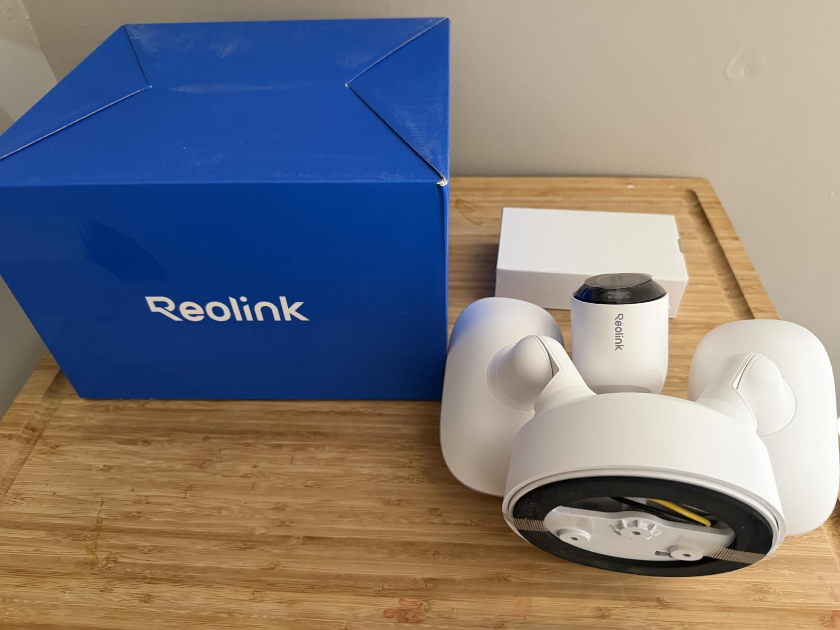REOLINK Elite Floodlight WiFi 4K 8MP 180° Panoramic Wired Floodlight Camera customer photo 2
