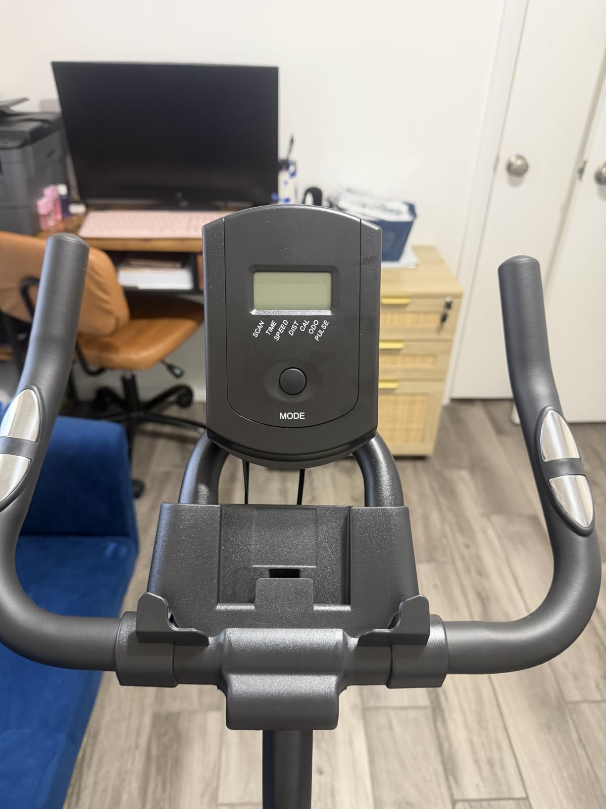 CURSOR FITNESS Exercise Bike, Brake Pad Stationary Bike for Home with Exclusive App, Stationary Bikes for Home with 300 lb Weight, Indoor Cycling Spin Bike Workout Bike with Extra Comfort Seat customer photo 1