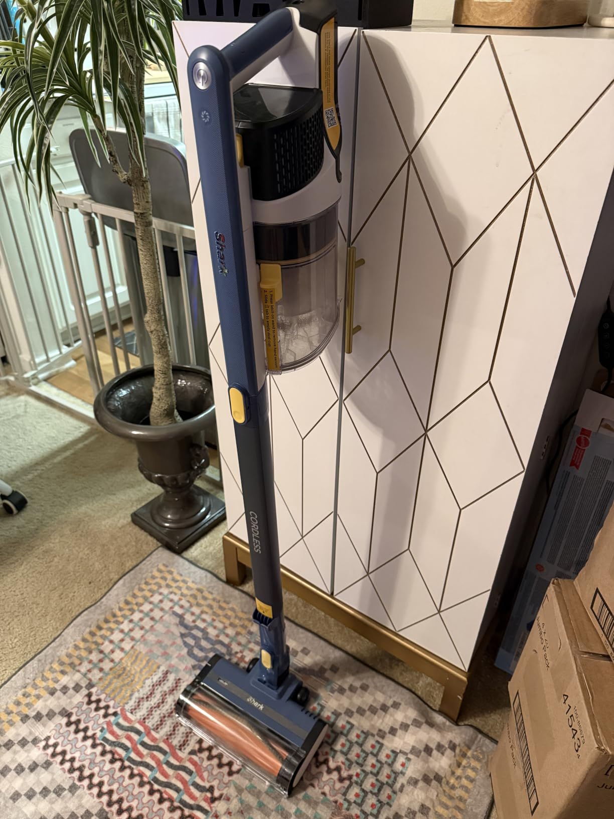Shark Cordless Pet, Cordless Lightweight Stick Vacuum Cleaner, IY143H customer photo 1