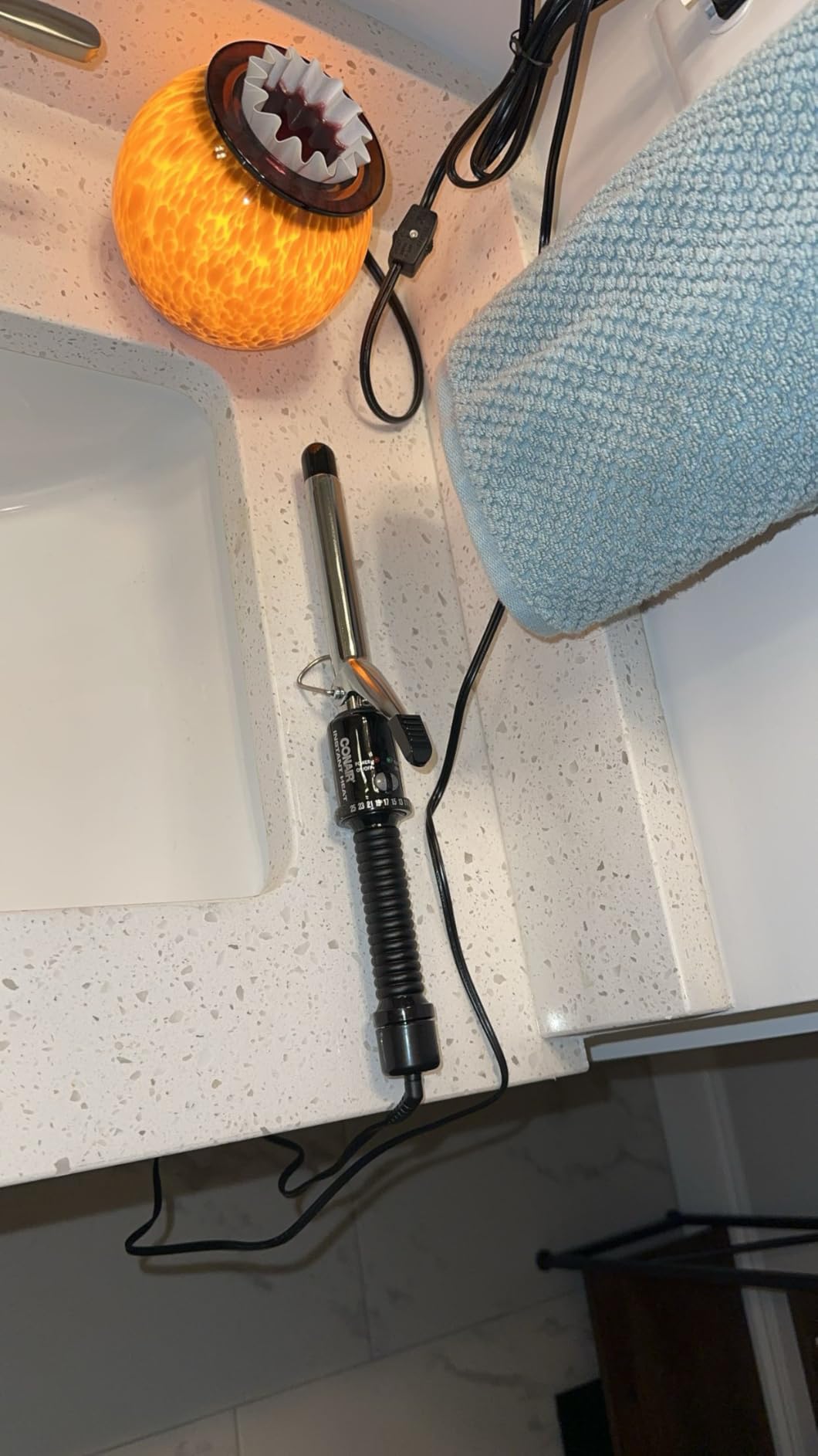 Conair Instant Heat 1½ Inch Curling Iron, 1½-Inch Barrel Hair Curler Produces Soft Waves and Loose Curls, 25 Heat Settings, Dual Voltage, For Use on Medium and Long Hair, Black customer photo 1