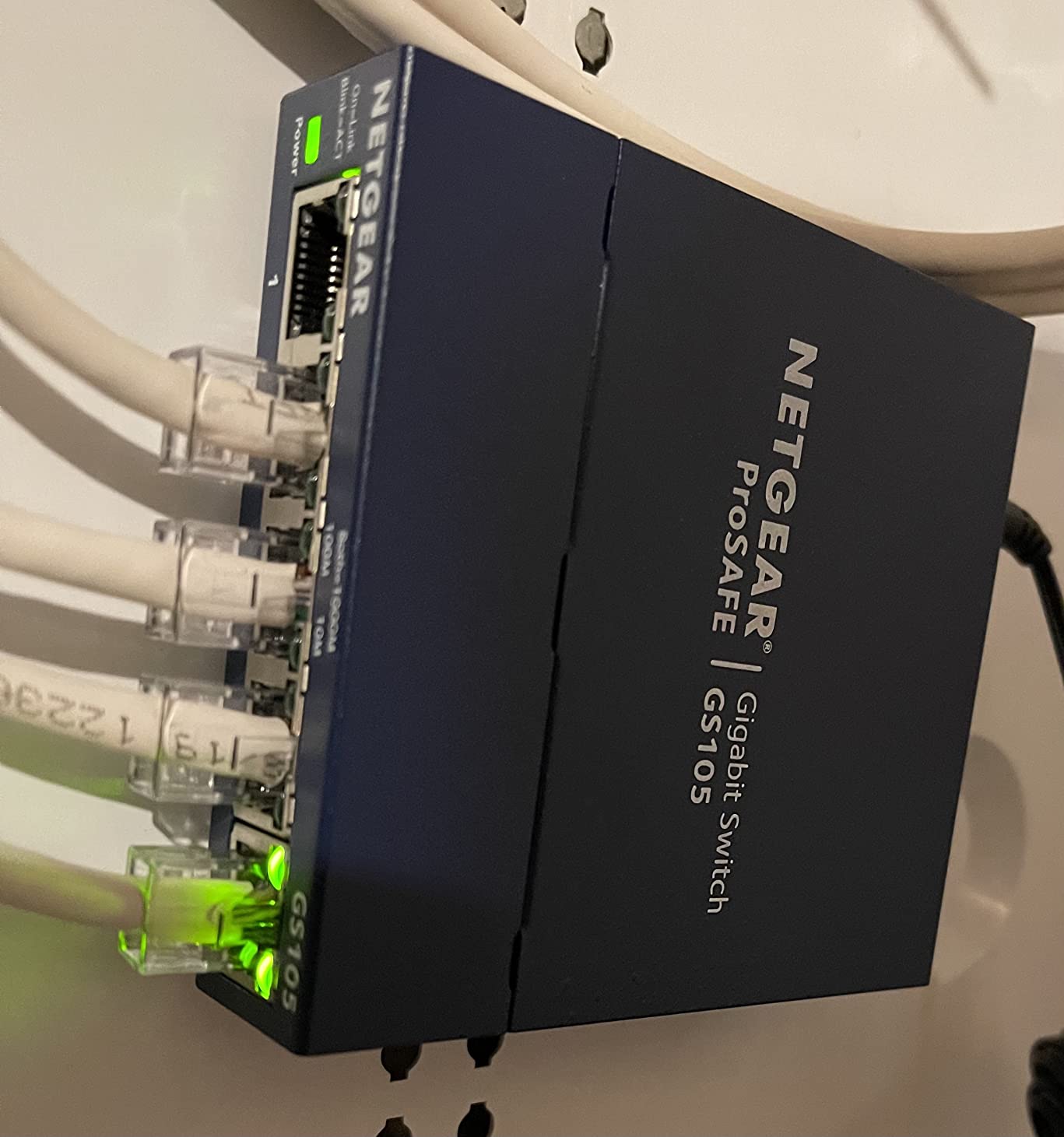 NETGEAR 5-Port Gigabit Ethernet Unmanaged Network Switch (GS105NA) customer photo 1