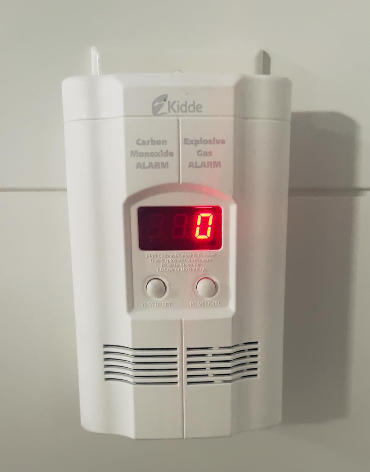 Kidde Carbon Monoxide Detector, Propane, Natural, Methane, & Explosive Gas Alarm, Plug-in Wall with 9-Volt Battery Backup, Digital LED Display customer photo 1