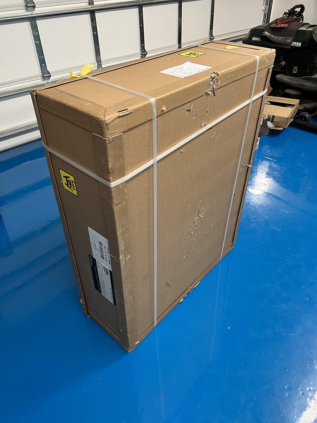 StarTech 22U 4-Post Server Cabinet, 33in/83cm Deep, 1764lb (RK2236BKF) customer photo 1