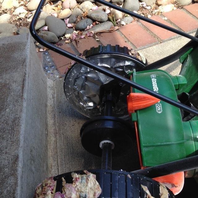 Scotts Turf Builder EdgeGuard Mini Broadcast Spreader customer photo 1