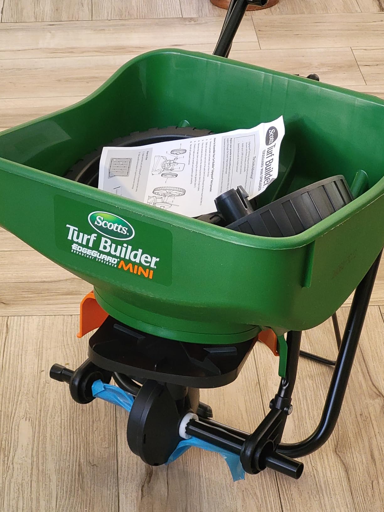 Scotts Turf Builder EdgeGuard Mini Broadcast Spreader customer photo 2