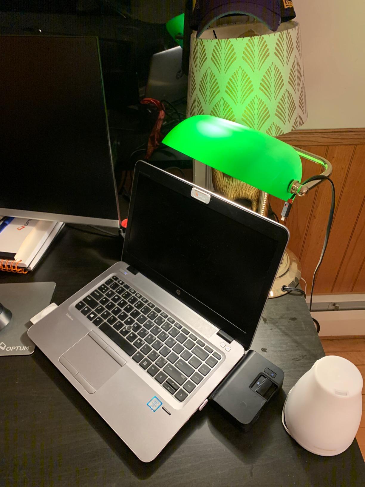 LIGHTACCENTS Traditional Banker’s Desk Lamp with Green Glass Shade and Brass Base – Classic Desk Lamp with Pull Chain, Office Lighting, Vintage Style Reading Light customer photo 1