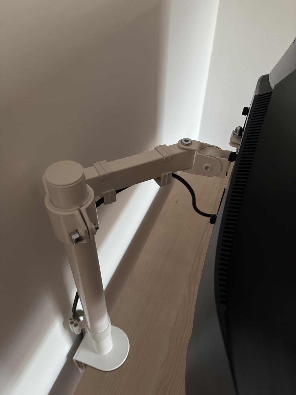 VIVO Single 13 to 38 inch Ultrawide Monitor Arm Desk Mount, Regular Screens up to 32 inches, 22 lbs capacity, Fully Adjustable Stand with C-Clamp and Grommet Base, Black, STAND-V001 customer photo 1