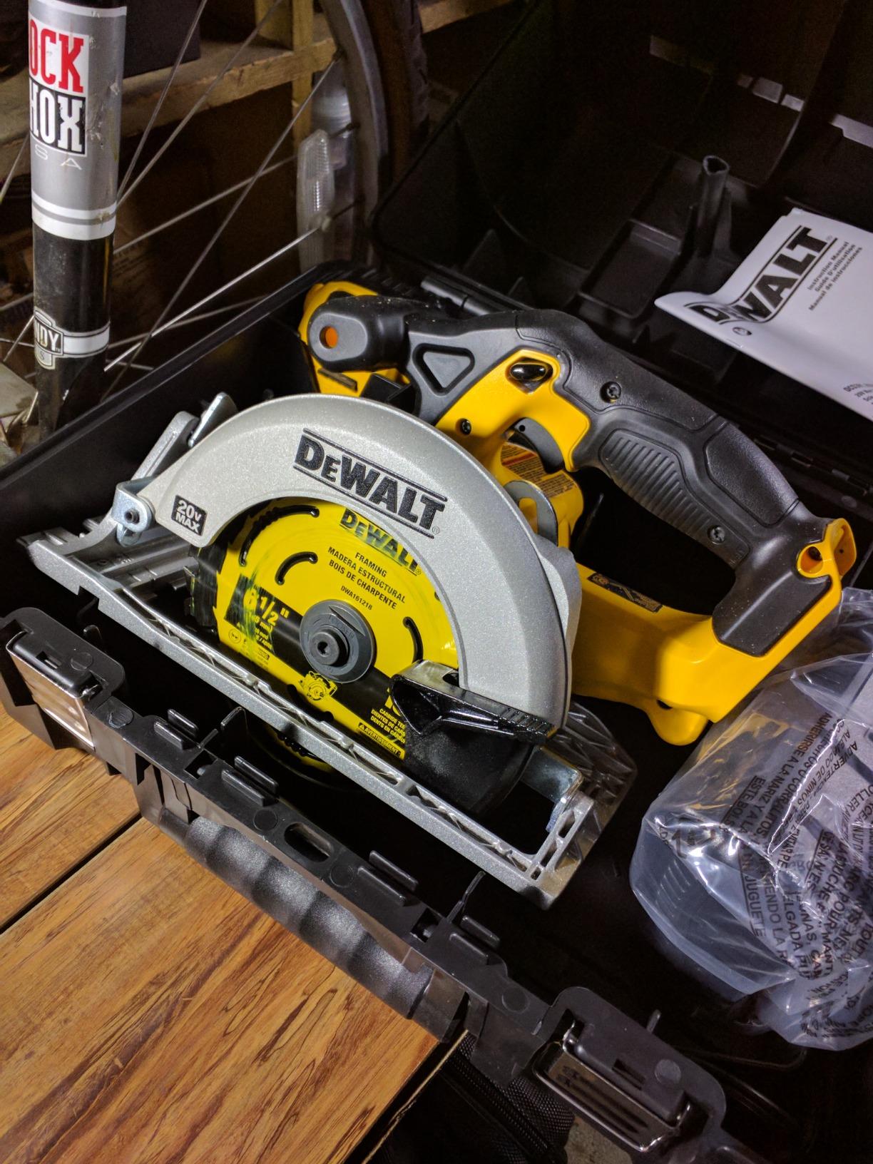 DEWALT 20V MAX 6-1/2-Inch Circular Saw Kit, with 5.0-Ah Battery and Charger (DCS391P1) customer photo 1
