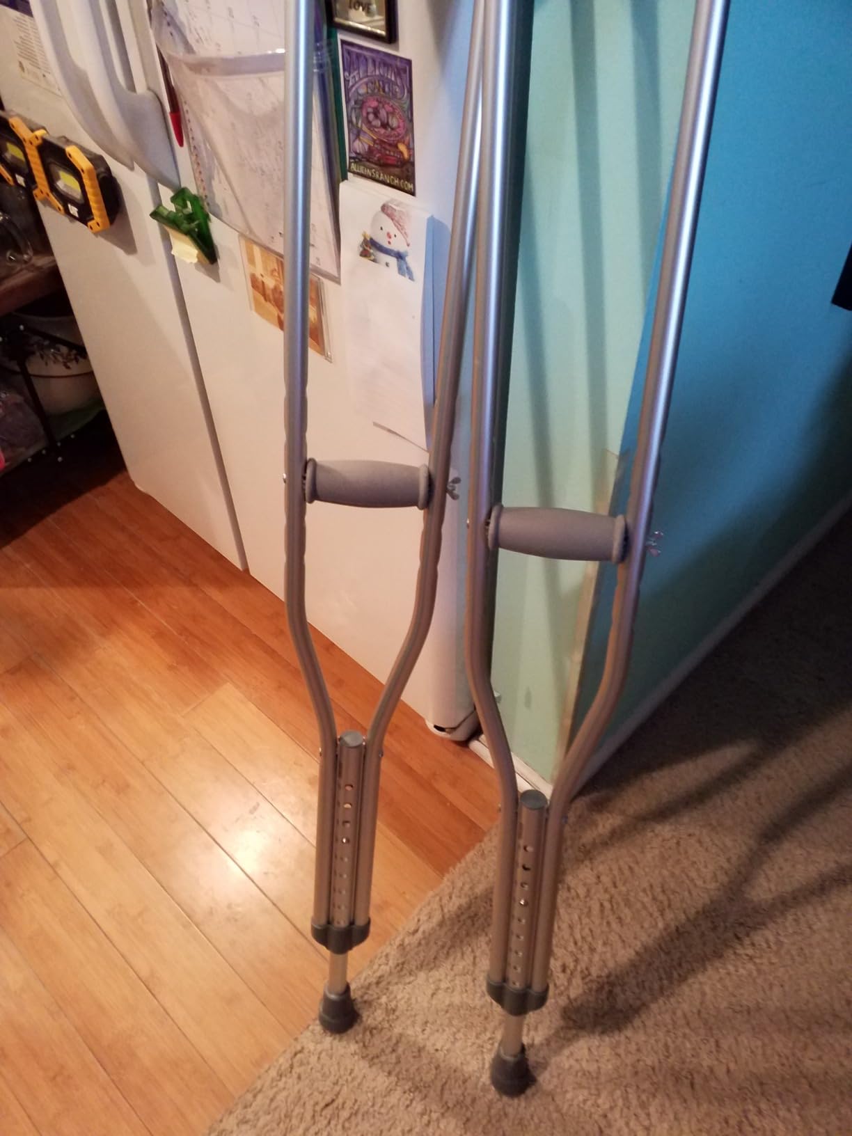 BodyMed Aluminum Crutches for Adults and Children – Pair of Lightweight, Height Adjustable Crutches – Includes Padded Underarm Cushions, Hand Grips, & Rubber Tips – Max. Weight Capacity 300 lb. customer photo 1