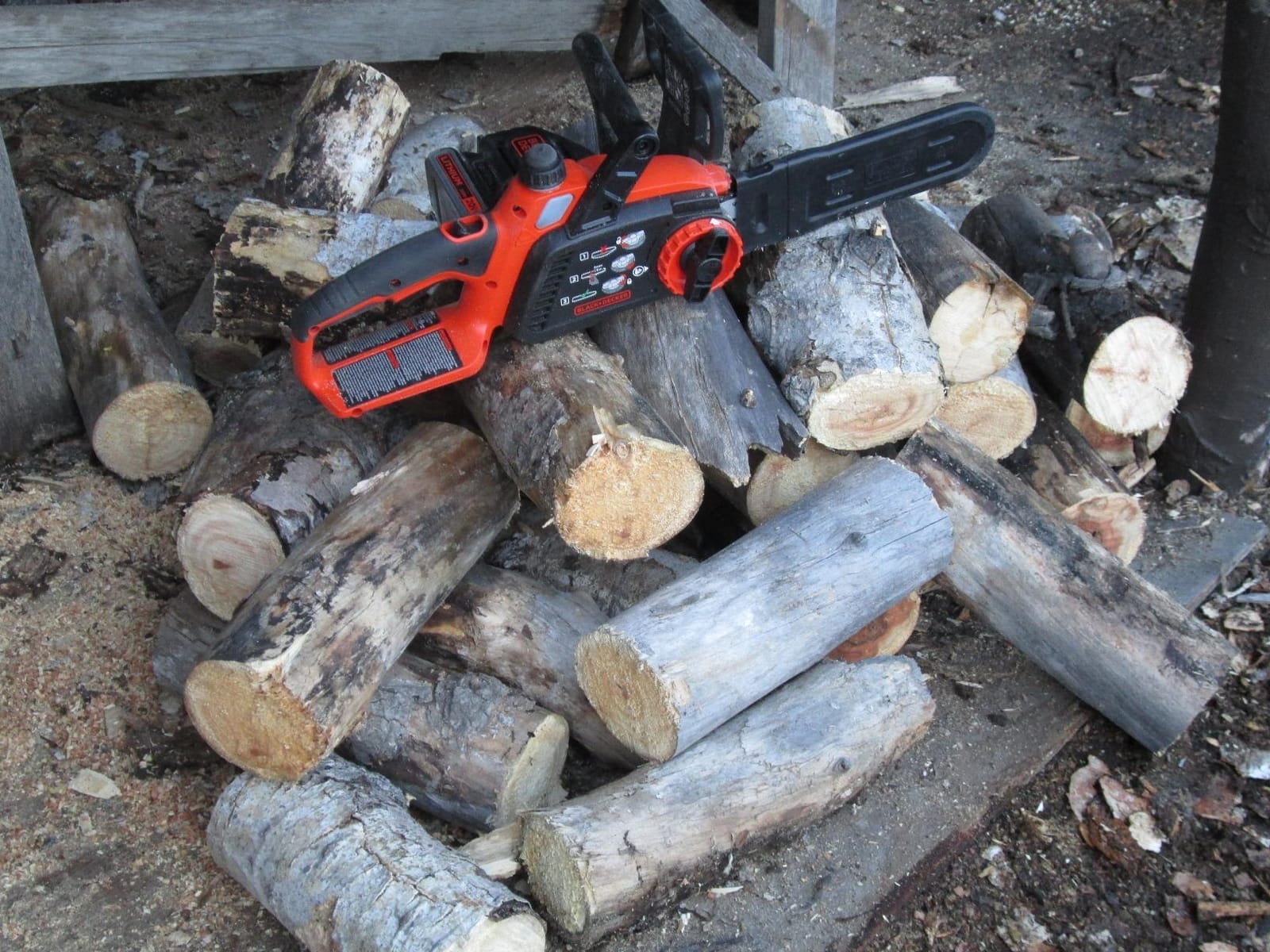 BLACK+DECKER 20V MAX Electric Chainsaw, 10 inch Cordless Chainsaw with Battery and Charger Included, Automatic Oiler, Low Kickback Power Chain Saws (LCS1020) customer photo 2
