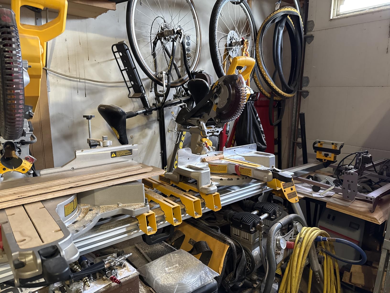 DEWALT 20V MAX* 7-1/4-Inch Miter Saw, Cordless (DCS361M1) customer photo 2