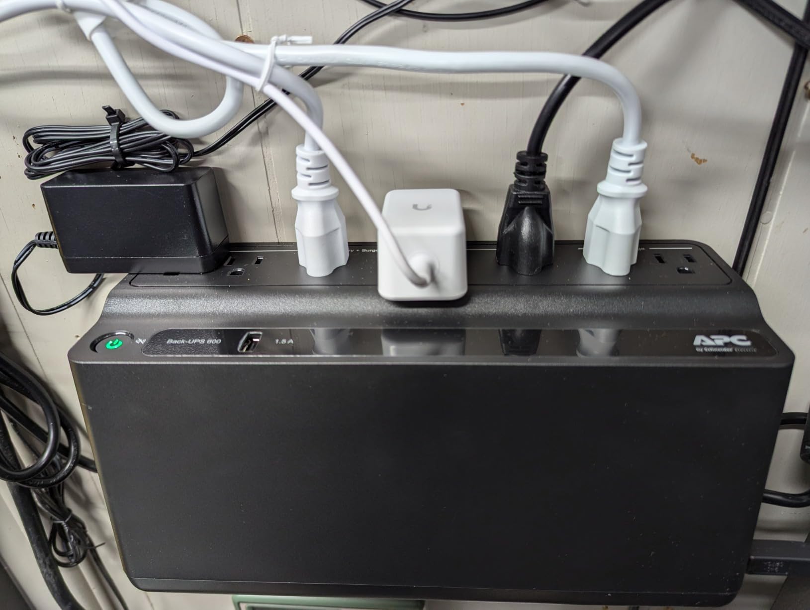 APC UPS 600VA/330W UPS Battery Backup for Computer, Router, NAS, BE600M1 customer photo 2