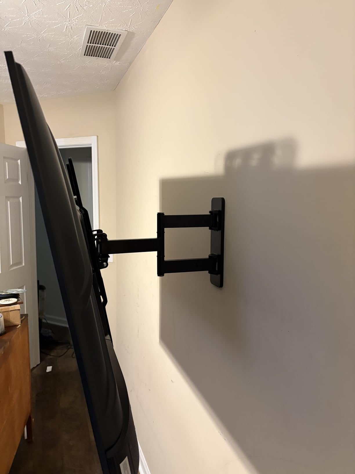 Amazon Basics Full Motion Articulating TV Wall Mount, with Swivel and Tilt, for 26