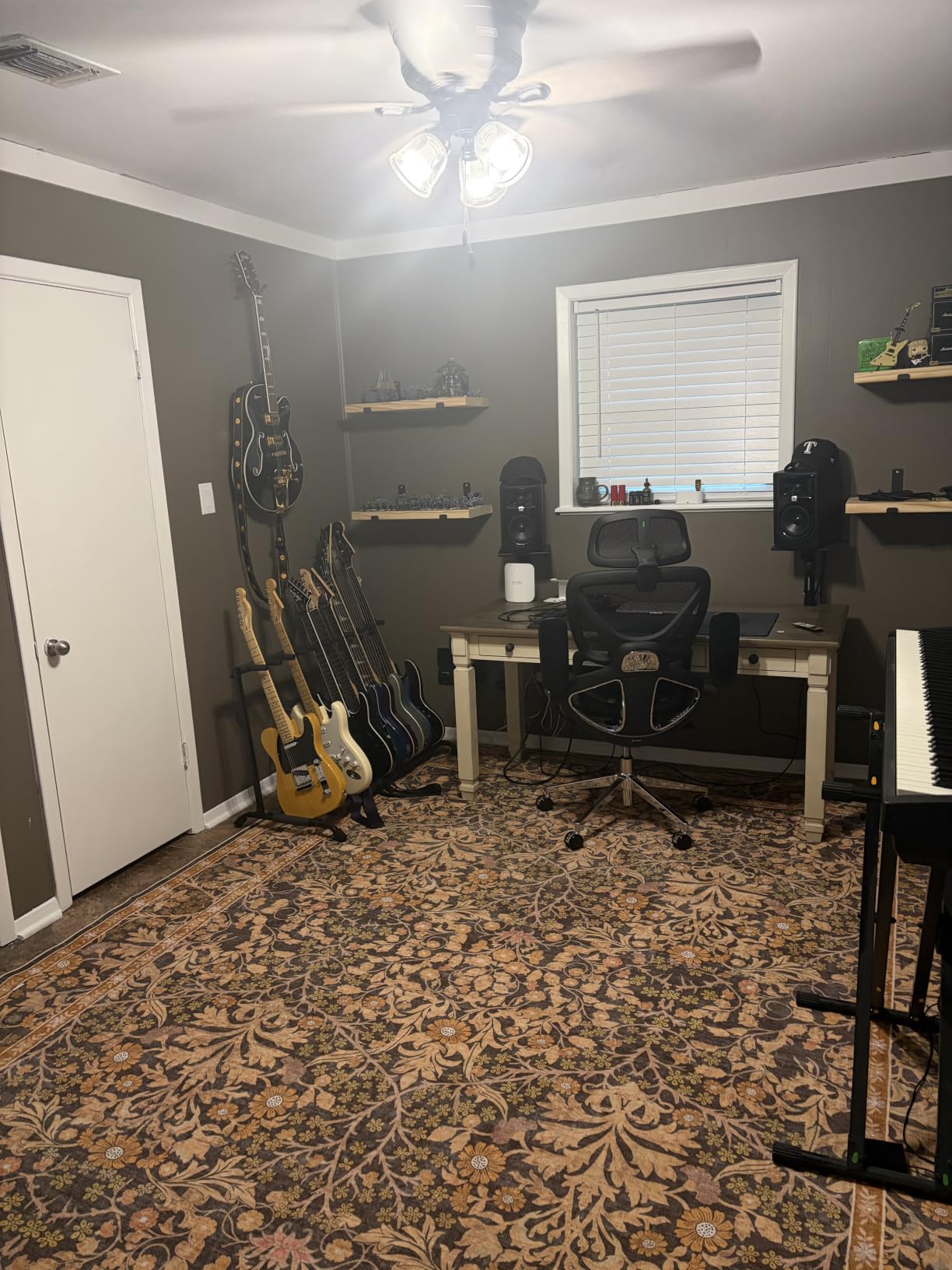 Gator Rok-It Collapsible Folding Guitar Rack Stand for 3 Guitars, Fits Acoustic, Electric, or Bass Guitars, Portable, Durable, Space-Saving Storage (RI-GTR-RACK3) customer photo 1