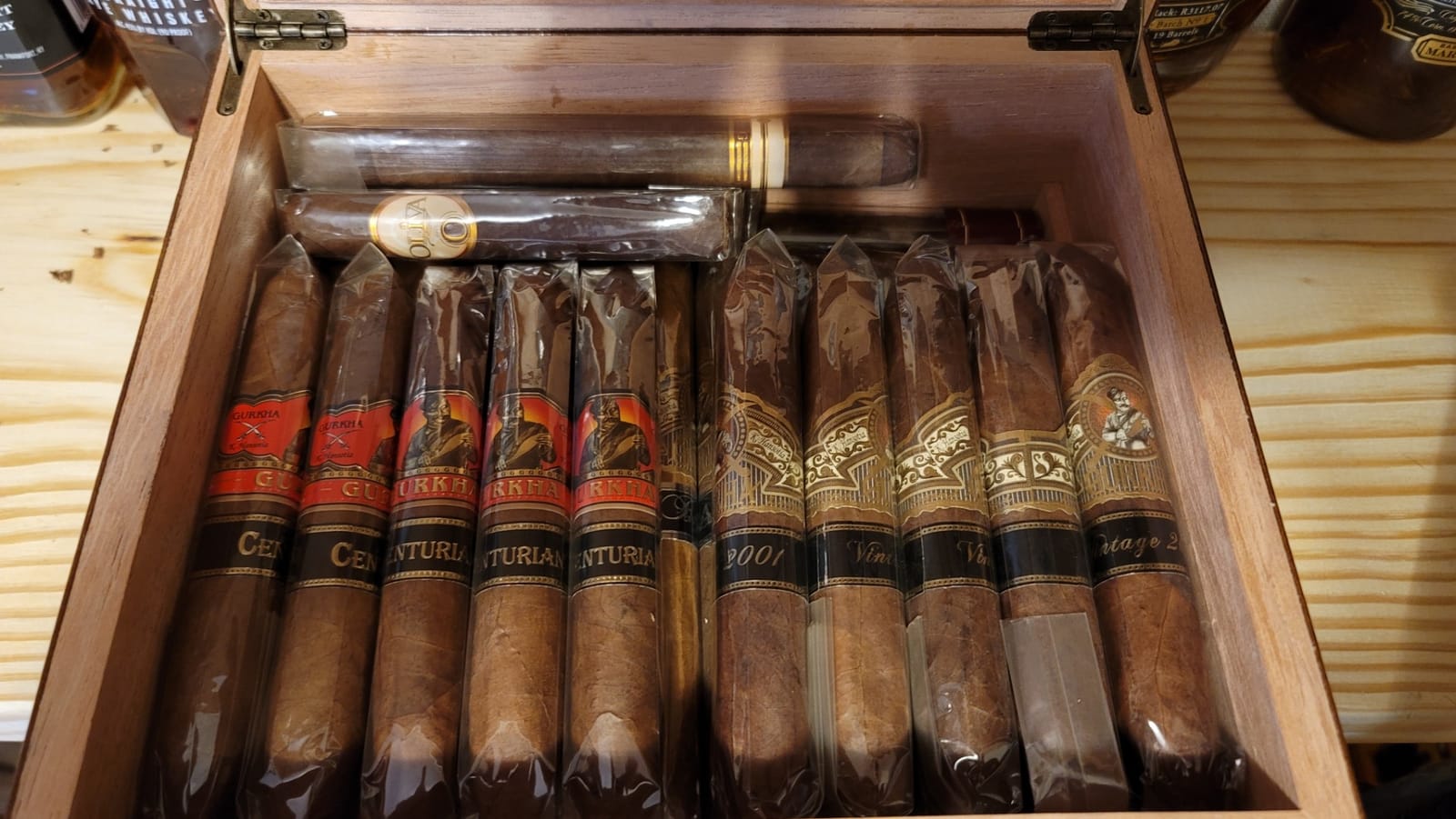 Desktop Humidor Case Holds 25-50 Cigars, Unique Elegant Leather Display, 100% Handcraft Real Solid Spanish Cedar Wood Storage Box with Humidifier and Hygrometer Desktop Humidors customer photo 1