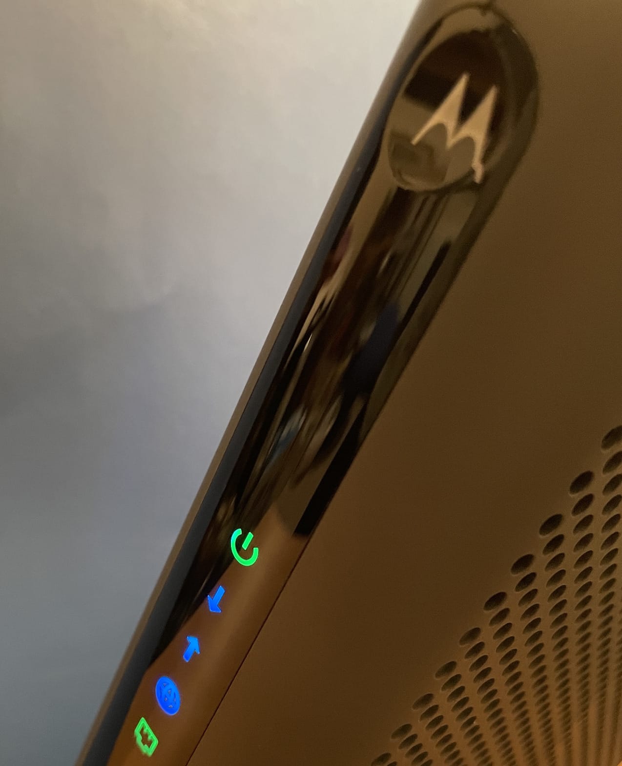Motorola MB8600 DOCSIS 3.1 Gigabit Cable Modem - Approved for Comcast Xfinity, Cox, and Charter Spectrum | for Cable Plans Up to 1000 Mbps | 1 Gbps Ethernet Port customer photo 2