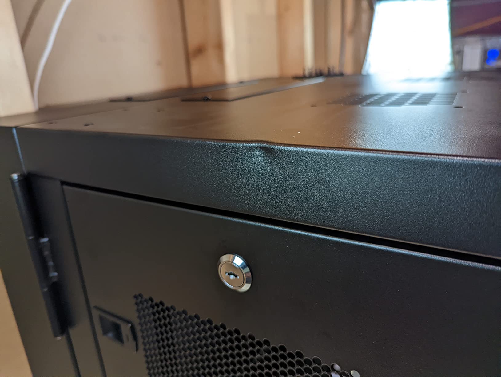 StarTech 12U Wall-Mount Cabinet, 19in, 4-Post, 16in Deep, 198lb (RK12WALHM) customer photo 1
