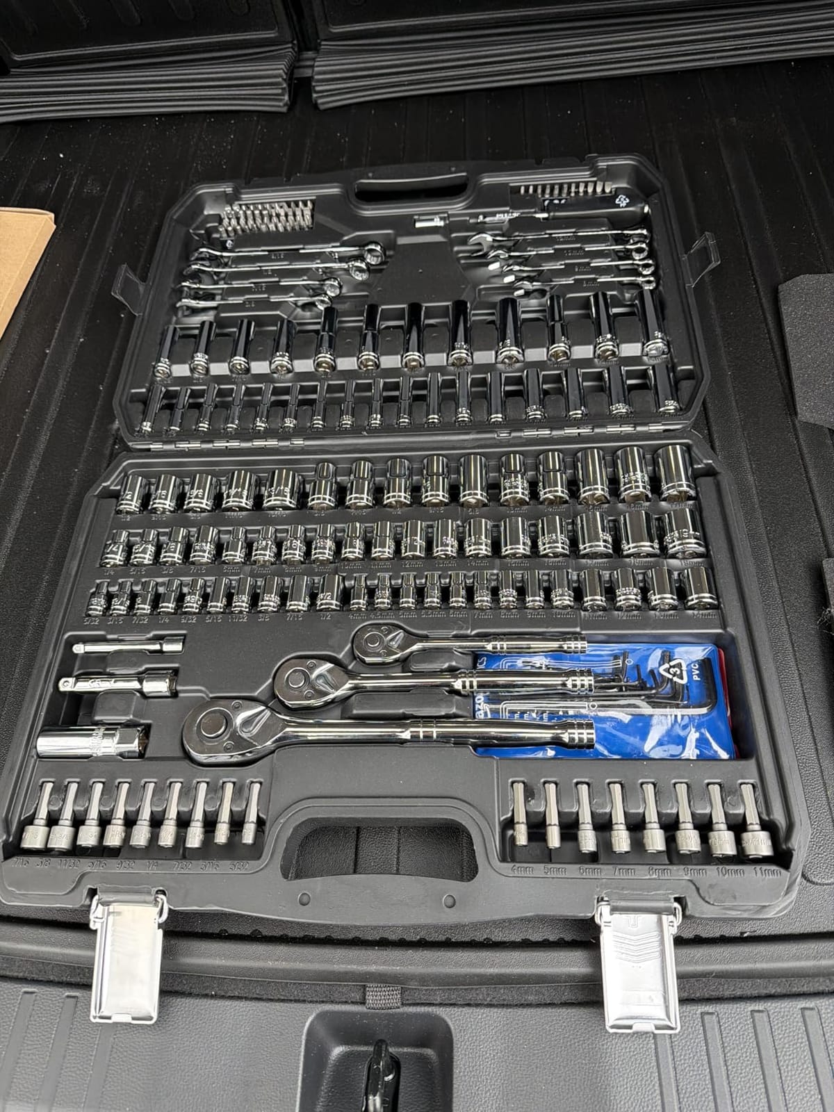 Amazon Basics Mechanic's Socket Tool Set With Case, Metric Sizes, 145-Piece customer photo 1