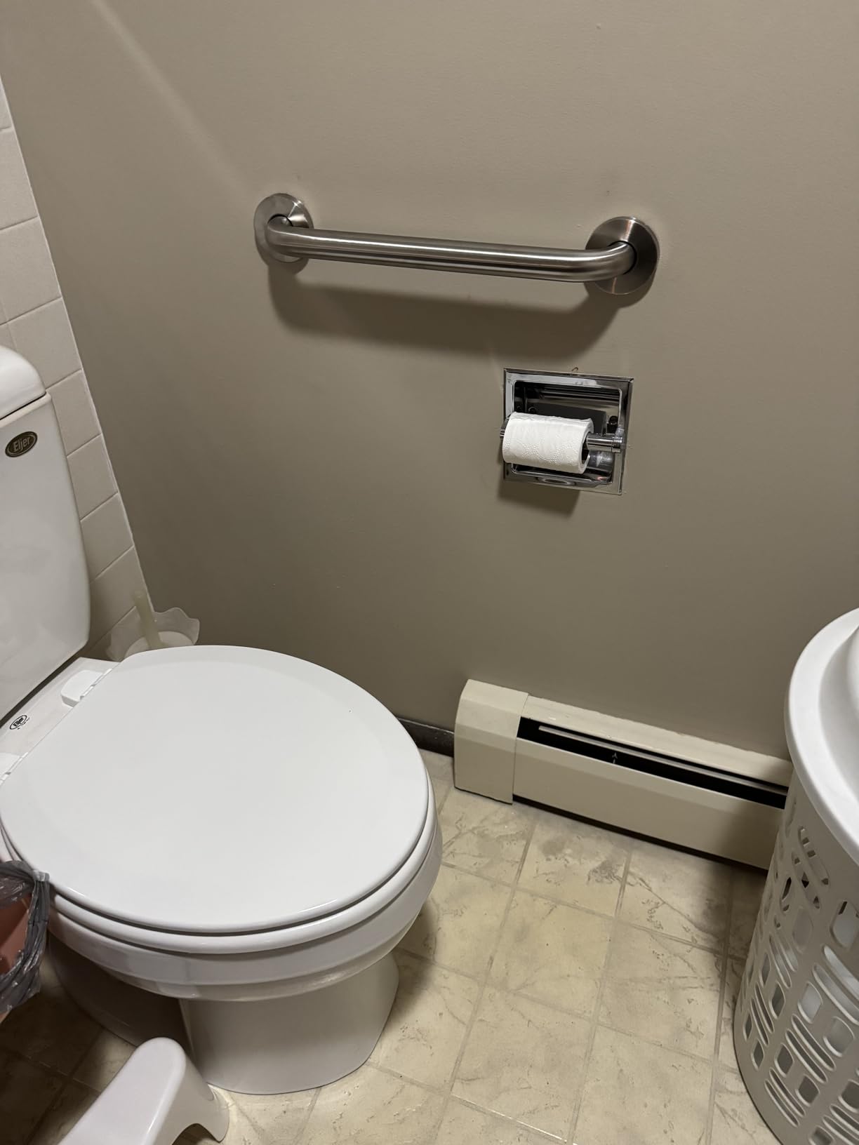 Amazon Basics Bathroom Safety Grab Bar, 18 Inch Length, 1.5 Inch Diameter, Handicap Handle, Bathtub and Shower Fall Prevention, Holds up to 500LBs, ADA Compliant, Brushed Stainless Steel customer photo 1