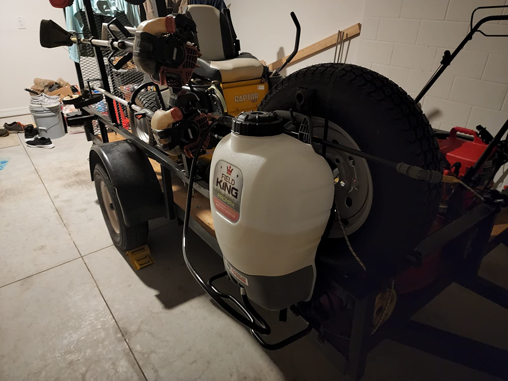 Field King 190515 Professionals Battery Powered Backpack Sprayer, 4 gal customer photo 1