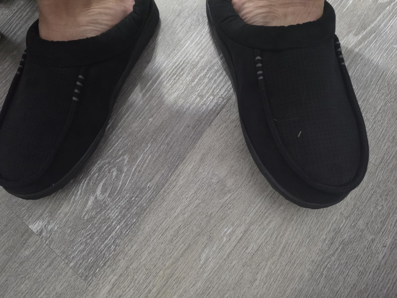 Dearfoams Men’s Brendan Indoor/Outdoor Breathable Memory Foam Clog House Shoe with Wide Widths Slipper customer photo 1
