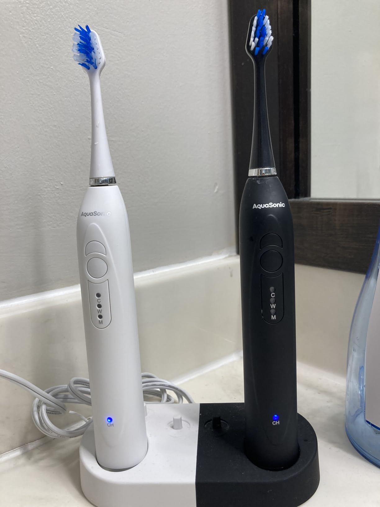 Aquasonic Duo - Dual Handle Ultra Whitening 40,000 VPM Wireless Charging Electric ToothBrushes - 3 Modes with Smart Timers - 10 Dupont Brush Heads & 2 Travel Cases Included customer photo 2
