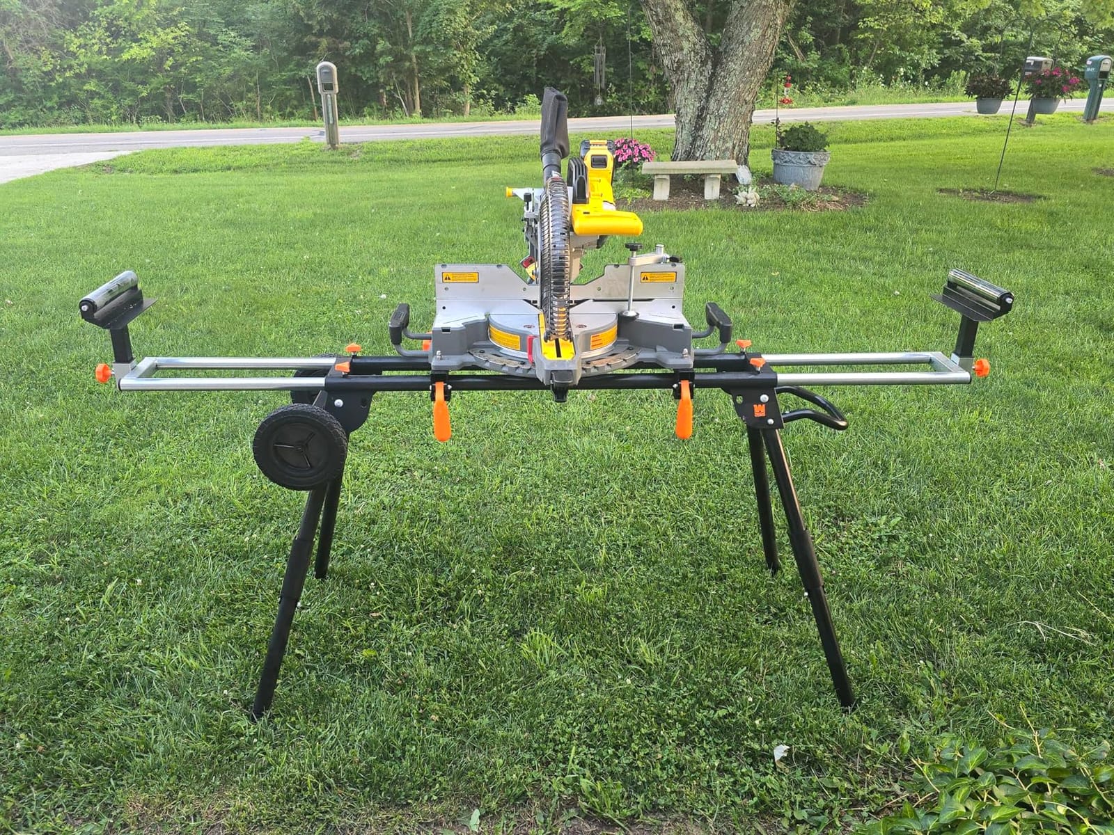 WEN Miter Saw Stand, Collapsible and Rolling with 3 Onboard Outlets (MSA330) customer photo 1