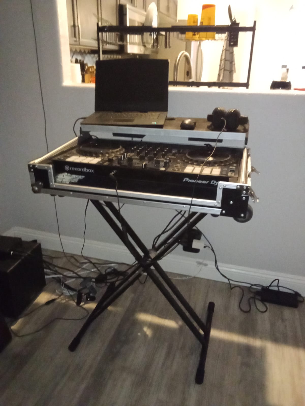 Amazon Basics Keyboard and Piano Stand, Adjustable Height, Portable Single-X-Shape, Stable Steel Construction, Black customer photo 2