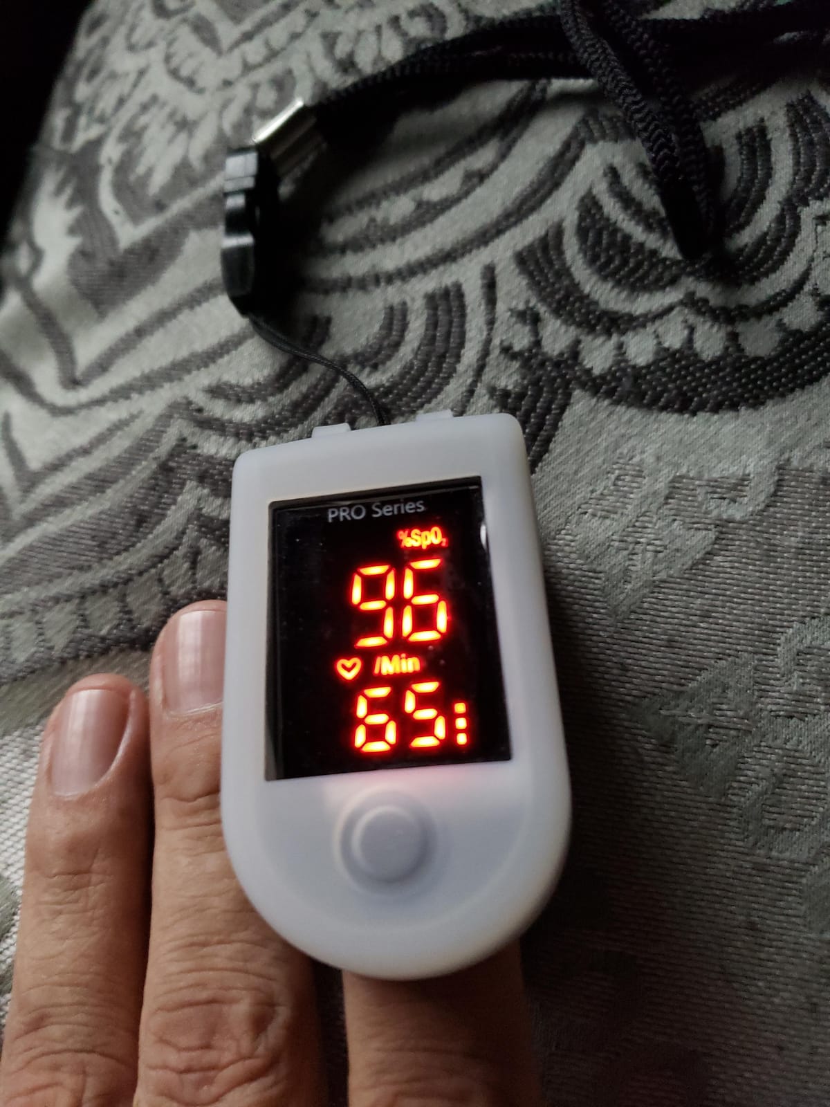 Zacurate 500 Series Fingertip Pulse Oximeter Blood Oxygen Saturation Monitor with Silicon Cover, Batteries and Lanyard (Royal Black) customer photo 1