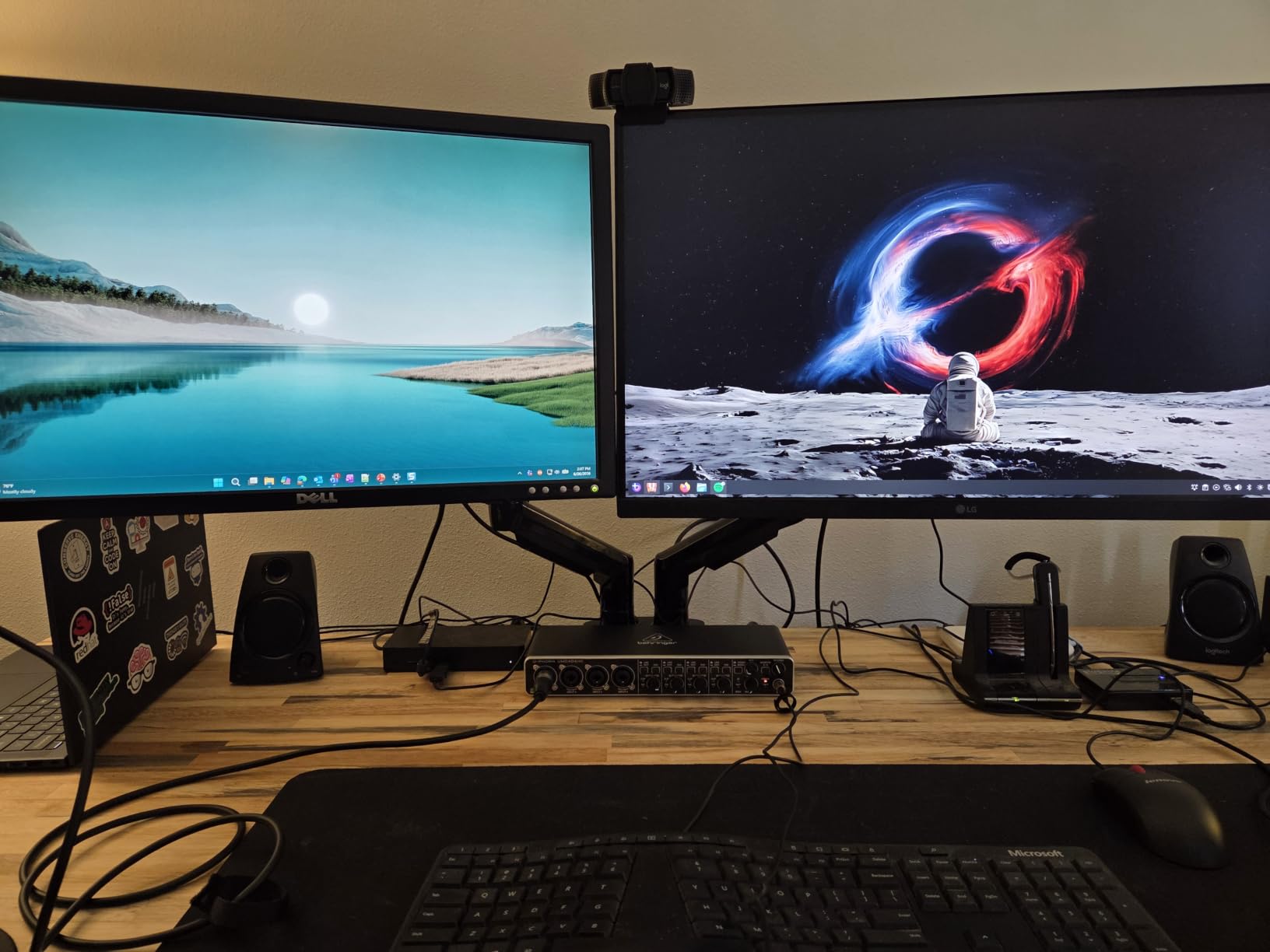 HUANUO FlowLift Dual Monitor Stand, Fully Adjustable Gaming Monitor Desk Mount for 13 to 32 inch Computer Screens, Full Motion VESA 75x75/100x100 with C-Clamp & Grommet Base, Each Arm Holds 4.4 to 19.8 lbs customer photo 2