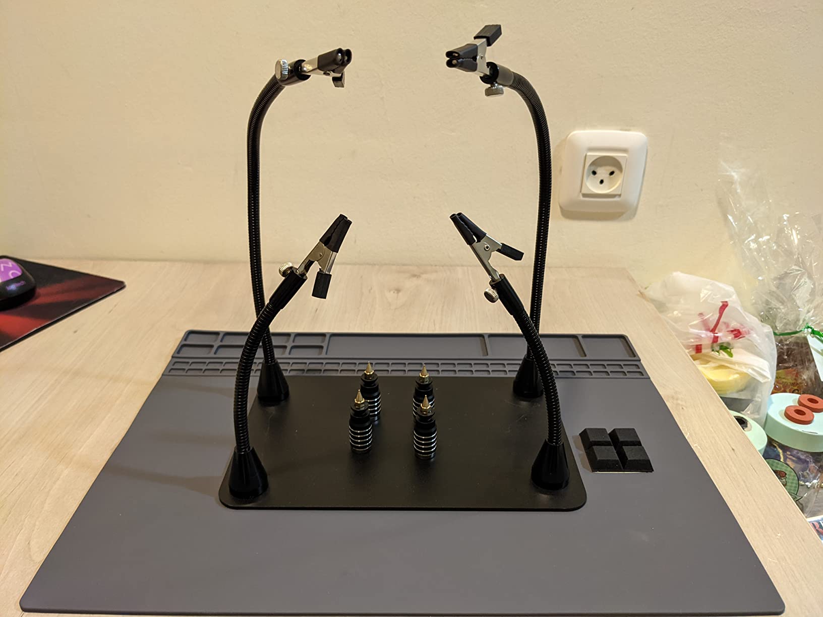Magnetic Helping Hand, Soldering Helping Hands, 4 PCB Pillars Circuit Board Holder with Flexible Metal Arms Heavy Duty Base Electronic Repair Tool customer photo 1