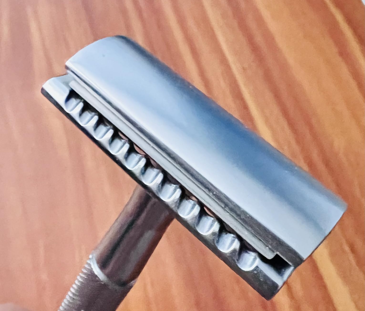 Bambaw Double Edge Safety Razor for Men & Women, Metal Razor with 5 Double Edge Safety Razor Blades, Eco-Friendly Razor – Silver customer photo 1