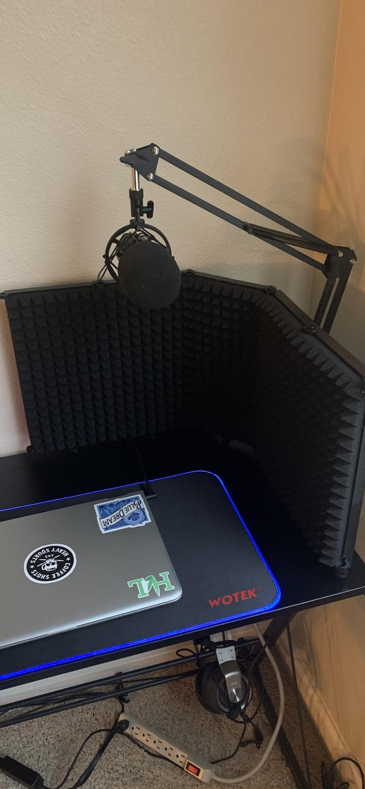 Moukey Microphone Insulation Sound Insulation Sound Shield Isolation, 5 Sides Microphone Sound-Absorbing Foam Reflector for Recording Studio, Podcasts, Vocals and Broadcasting customer photo 1