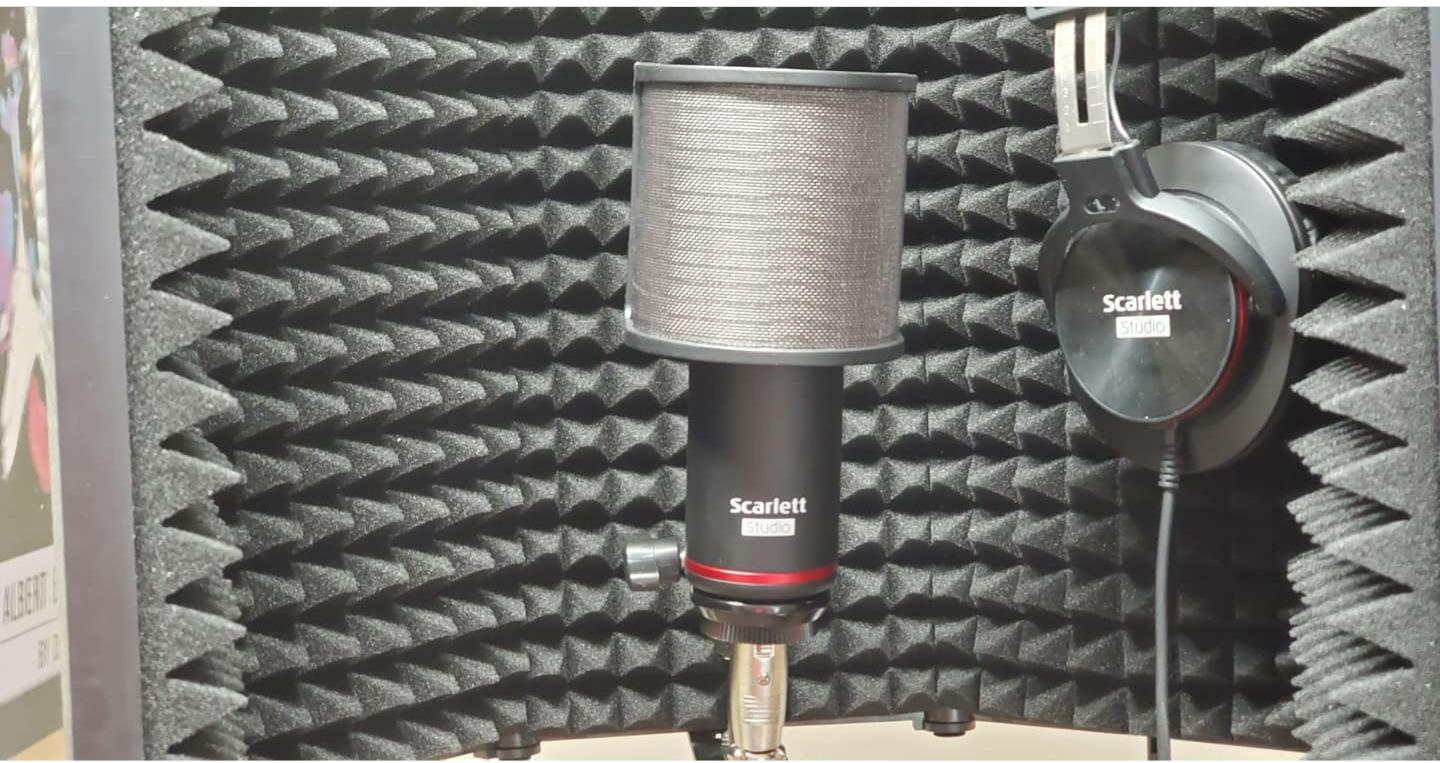 Moukey Microphone Insulation Sound Insulation Sound Shield Isolation, 5 Sides Microphone Sound-Absorbing Foam Reflector for Recording Studio, Podcasts, Vocals and Broadcasting customer photo 2