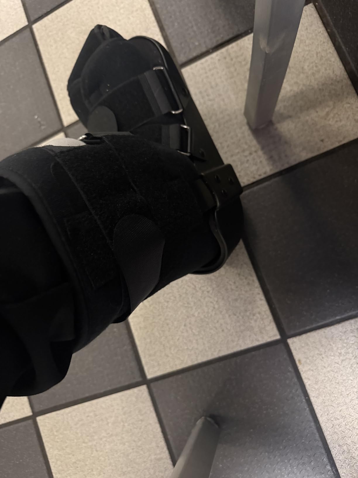 Medibot Advanced Walking Boot for Ankle Injuries & Fractures Adjustable Air Splint with Pump, Medium Black, Fits Shoe Size 6-10'', Men and Women customer photo 2