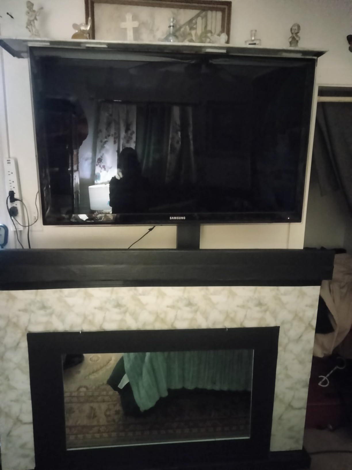 VEVOR Motorized TV Lift Stroke Length 31 Inches Motorized TV Mount Fit for Max.60 Inch Lift with Remote Control Height Adjustable 42-73 Inch,Load Capacity 132 Lbs customer photo 1
