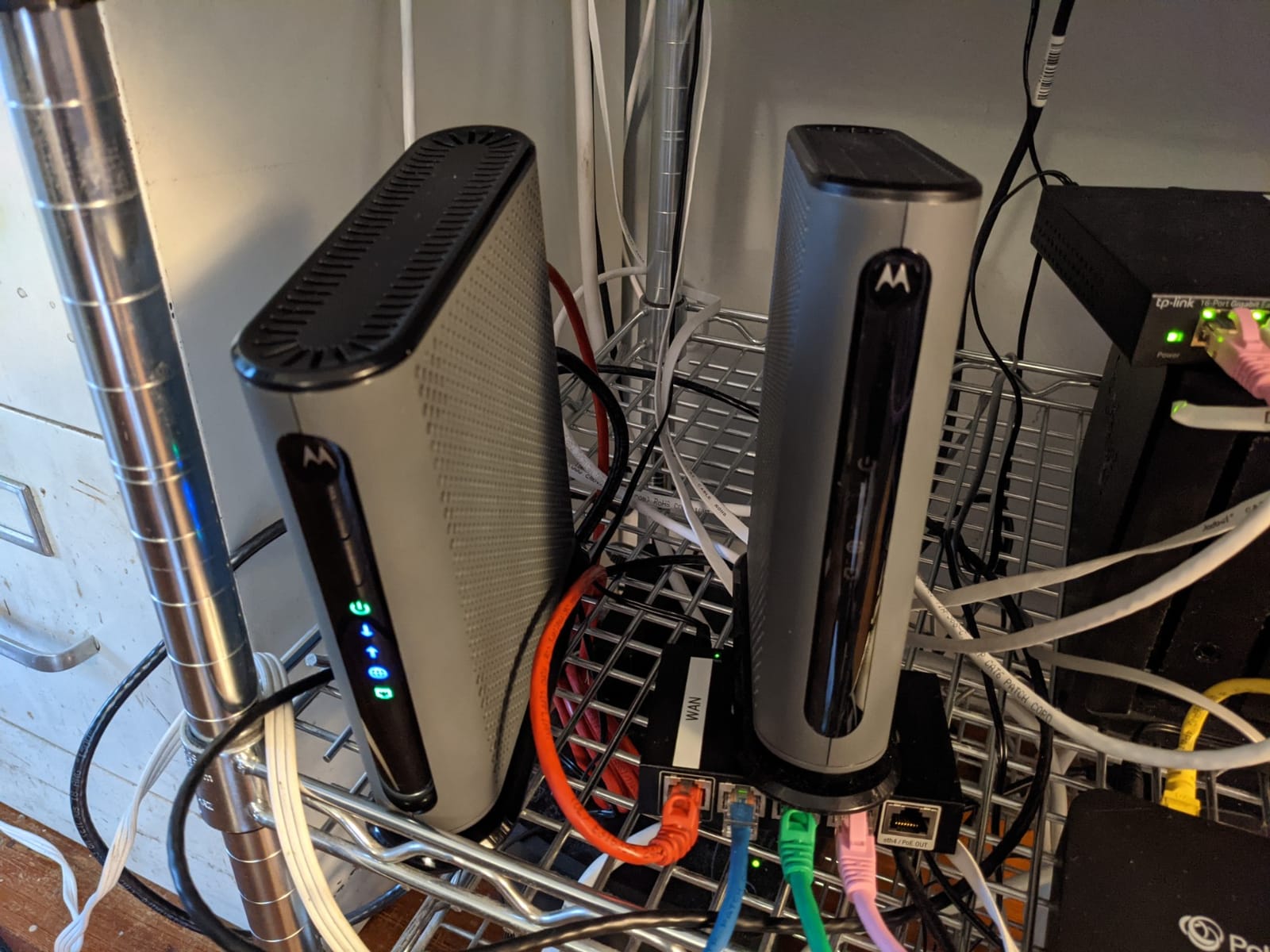 Motorola MB8611 DOCSIS 3.1 Multi-Gig Cable Modem | Pairs with Any WiFi Router | Approved for Comcast Xfinity, Cox Gigablast, Spectrum | 2.5 Gbps Port | 2500 Mbps Max Internet Speeds customer photo 2