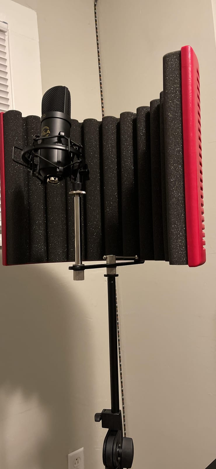 sE Electronics RF-X Reflexion Filter - Portable Microphone Isolation Shield for Recording Music, Podcasts & Voice-Overs - Four-Layer Acoustic Sound Shield for Home Recording Studio Equipment (White) customer photo 1