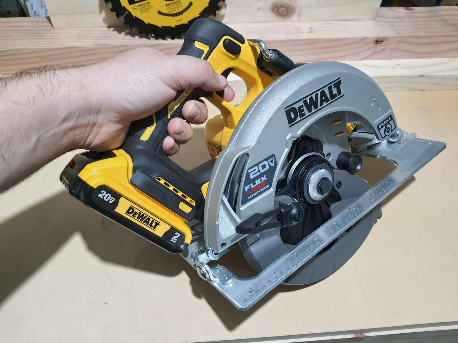 DEWALT FLEXVOLT ADVANTAGE 20V MAX* Circular Saw, 7-1/4-Inch, Cordless, Tool Only (DCS573B) customer photo 1