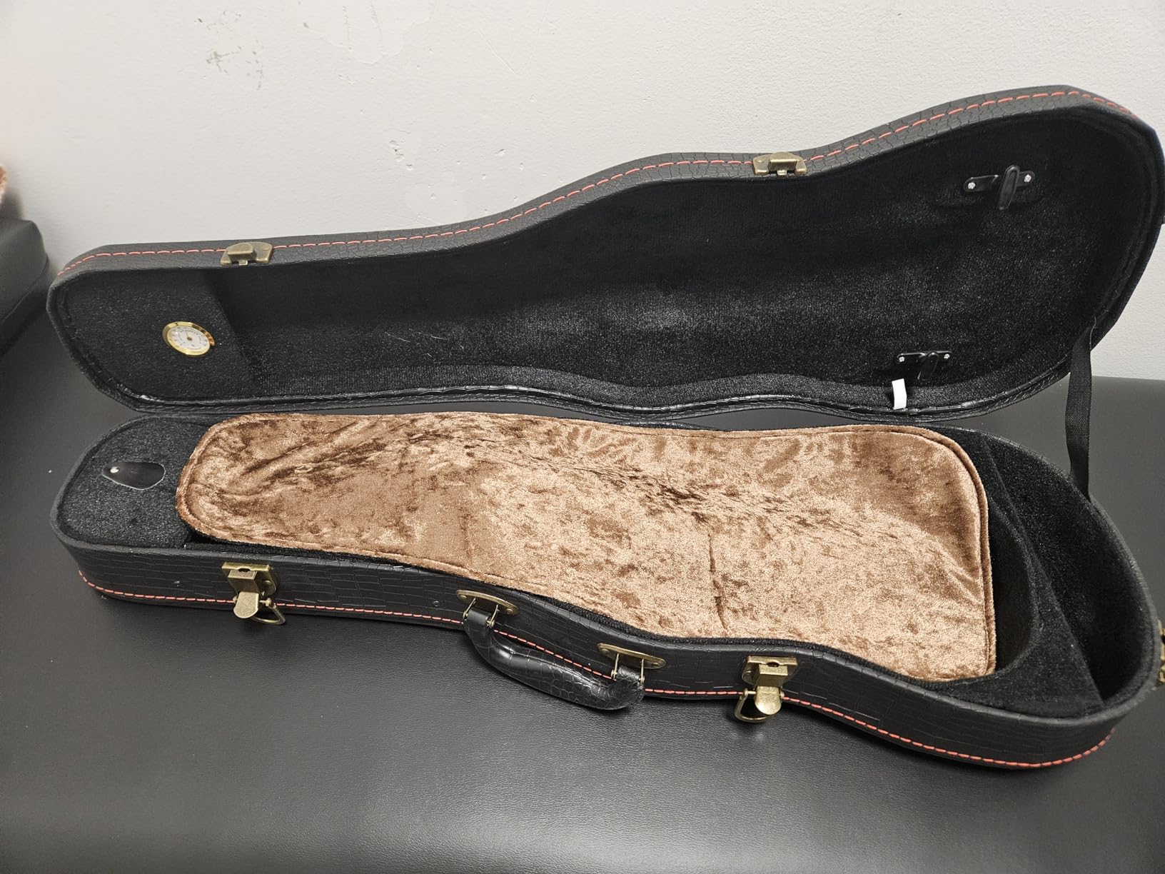 4/4 Full Size Violin Case, Plush Interior Wooden Hard Case With Hygrometer, Crocodile Pattern Leather Bulge Surface Case (Black) customer photo 1