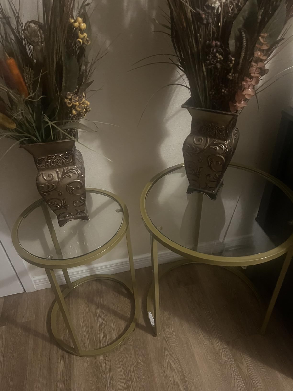 Yaheetech Round Nesting Side Tables Set of 2 with Tempered Glass Top, Black customer photo 2