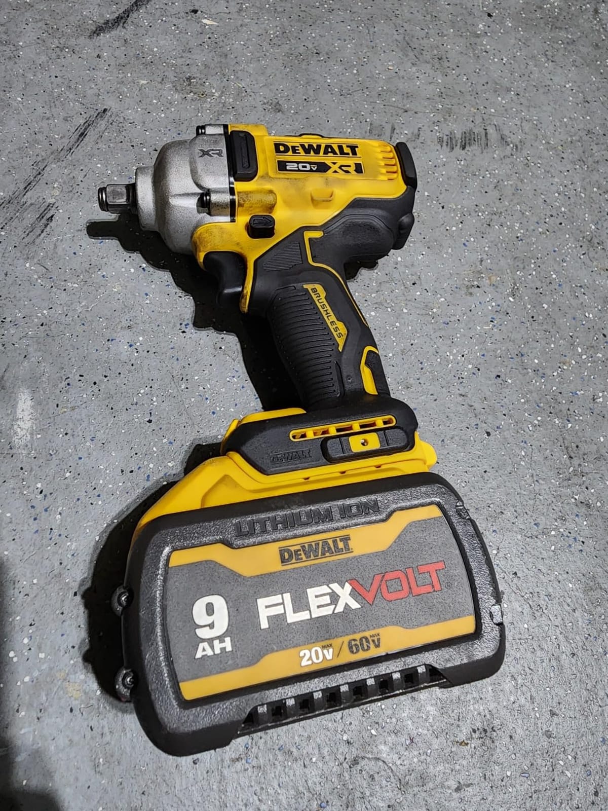 DEWALT 20V MAX Cordless Impact Wrench, 1/2' Hog Ring, Includes LED Work Light and Belt Clip, Bare Tool Only (DCF891B) customer photo 1