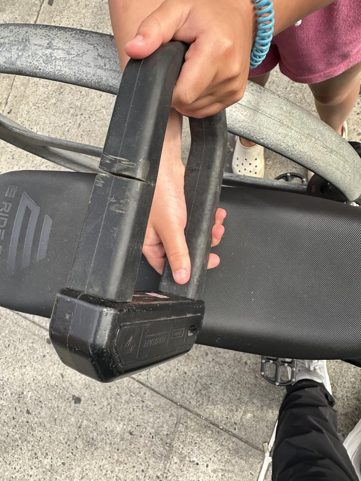 Hiplok D1000 Anti-Angle Grinder Bike Lock | Resists Angle Grinder Attacks | 32mm Shackle with 3 Replaceable Keys | High Security D Lock for Scooter, E-Scooter, Bicycle, E-Bike, Cargo Bike & Motorcycle customer photo 1