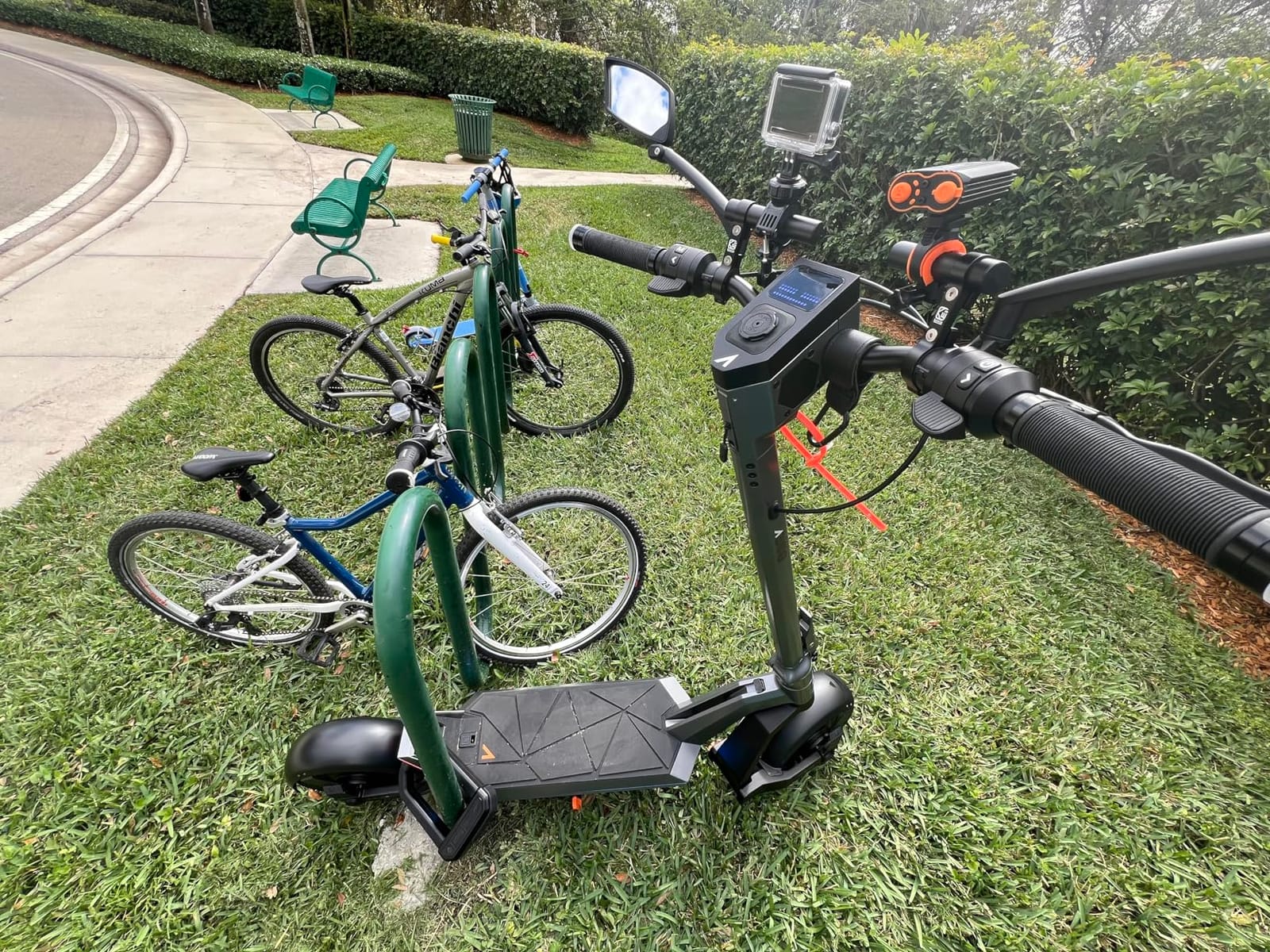 Hiplok D1000 Anti-Angle Grinder Bike Lock | Resists Angle Grinder Attacks | 32mm Shackle with 3 Replaceable Keys | High Security D Lock for Scooter, E-Scooter, Bicycle, E-Bike, Cargo Bike & Motorcycle customer photo 2